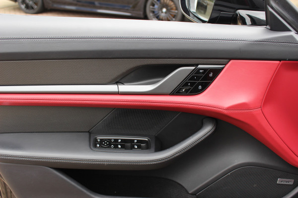 Porsche Taycan Cross Turismo Turbo S 93 kWh / SoH 90,9% / Panoramadak / 360Camera / Head-up / Passenger Display / Luchtvering / 21'' / Bose / Keyless / Sportdesign+Chrono / Stoelventilatie+Verwarming / Stuurverwarming / Dodehoek / DAB