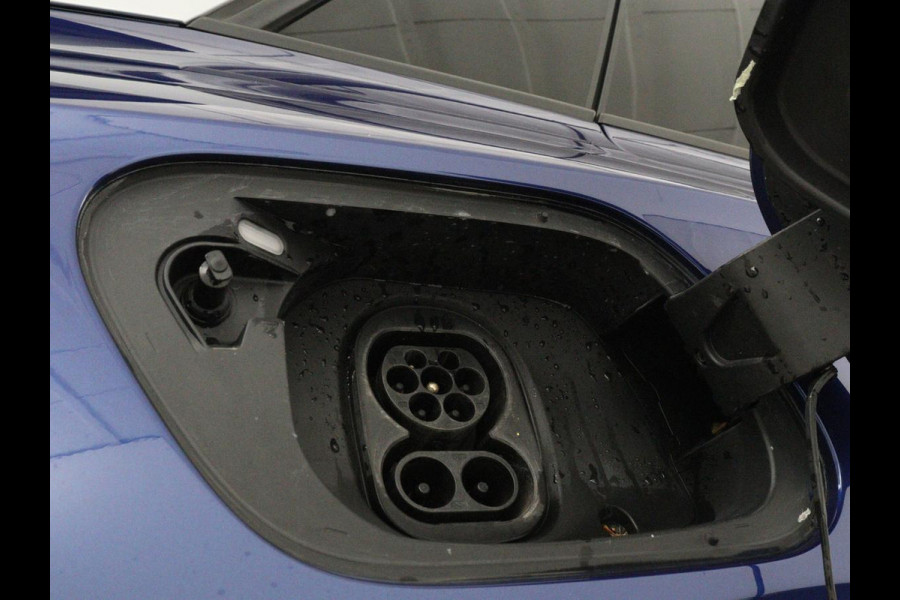 Volkswagen ID.4 First 77 kWh | SOH 90% | Stoelverwarming | Adaptive cruise | 20'' | Half leder | Carplay | Navigatie | Sfeerverlichting | Full LED | Camera | Stuurverwarming