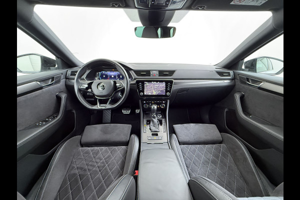 Škoda Superb Combi T218PK iV PHEV AUT-6 Sportline BS Elektr.+Geheugen-Sport-Stoelen+Verwarmd Trekhaak Virtual Cockpit Matrix Led Navi Ecc Ada 1.4t- Plug-in-hybride Achterbank+Stuurverwarming Led Elek.Achterklep Lmv 19" Keyless Dodehoek detectie Verkeersbord detectie 1e Eigenaar Origineel Nederlandse Auto 400 Nm !! + 1600kg trekvermogen