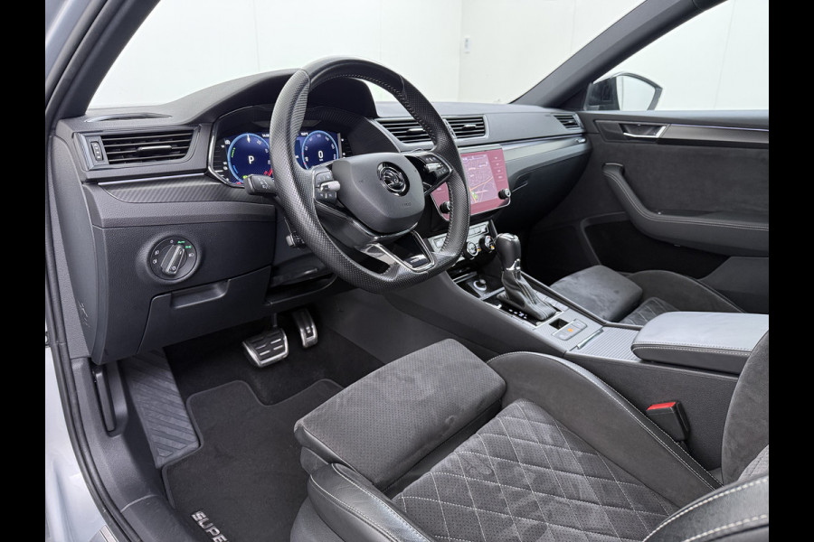 Škoda Superb Combi T218PK iV PHEV AUT-6 Sportline BS Elektr.+Geheugen-Sport-Stoelen+Verwarmd Trekhaak Virtual Cockpit Matrix Led Navi Ecc Ada 1.4t- Plug-in-hybride Achterbank+Stuurverwarming Led Elek.Achterklep Lmv 19" Keyless Dodehoek detectie Verkeersbord detectie 1e Eigenaar Origineel Nederlandse Auto 400 Nm !! + 1600kg trekvermogen