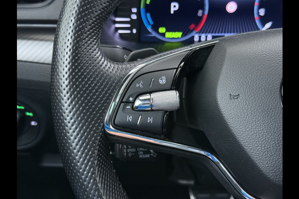Škoda Superb Combi T218PK iV PHEV AUT-6 Sportline BS Elektr.+Geheugen-Sport-Stoelen+Verwarmd Trekhaak Virtual Cockpit Matrix Led Navi Ecc Ada 1.4t- Plug-in-hybride Achterbank+Stuurverwarming Led Elek.Achterklep Lmv 19" Keyless Dodehoek detectie Verkeersbord detectie 1e Eigenaar Origineel Nederlandse Auto 400 Nm !! + 1600kg trekvermogen