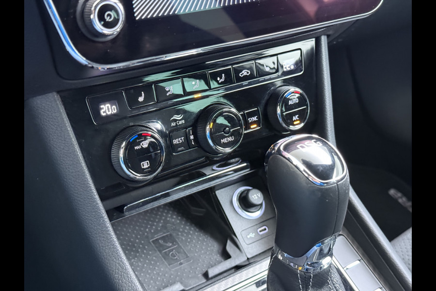 Škoda Superb Combi T218PK iV PHEV AUT-6 Sportline BS Elektr.+Geheugen-Sport-Stoelen+Verwarmd Trekhaak Virtual Cockpit Matrix Led Navi Ecc Ada 1.4t- Plug-in-hybride Achterbank+Stuurverwarming Led Elek.Achterklep Lmv 19" Keyless Dodehoek detectie Verkeersbord detectie 1e Eigenaar Origineel Nederlandse Auto 400 Nm !! + 1600kg trekvermogen