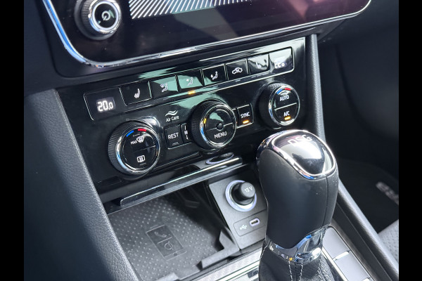 Škoda Superb Combi T218PK iV PHEV AUT-6 Sportline BS Elektr.+Geheugen-Sport-Stoelen+Verwarmd Trekhaak Virtual Cockpit Matrix Led Navi Ecc Ada 1.4t- Plug-in-hybride Achterbank+Stuurverwarming Led Elek.Achterklep Lmv 19" Keyless Dodehoek detectie Verkeersbord detectie 1e Eigenaar Origineel Nederlandse Auto 400 Nm !! + 1600kg trekvermogen