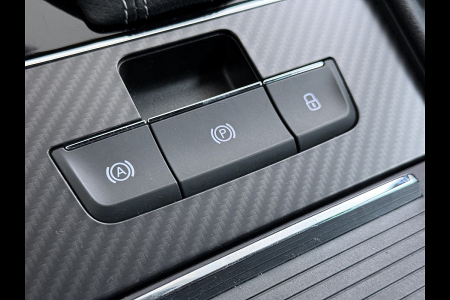 Škoda Superb Combi T218PK iV PHEV AUT-6 Sportline BS Elektr.+Geheugen-Sport-Stoelen+Verwarmd Trekhaak Virtual Cockpit Matrix Led Navi Ecc Ada 1.4t- Plug-in-hybride Achterbank+Stuurverwarming Led Elek.Achterklep Lmv 19" Keyless Dodehoek detectie Verkeersbord detectie 1e Eigenaar Origineel Nederlandse Auto 400 Nm !! + 1600kg trekvermogen