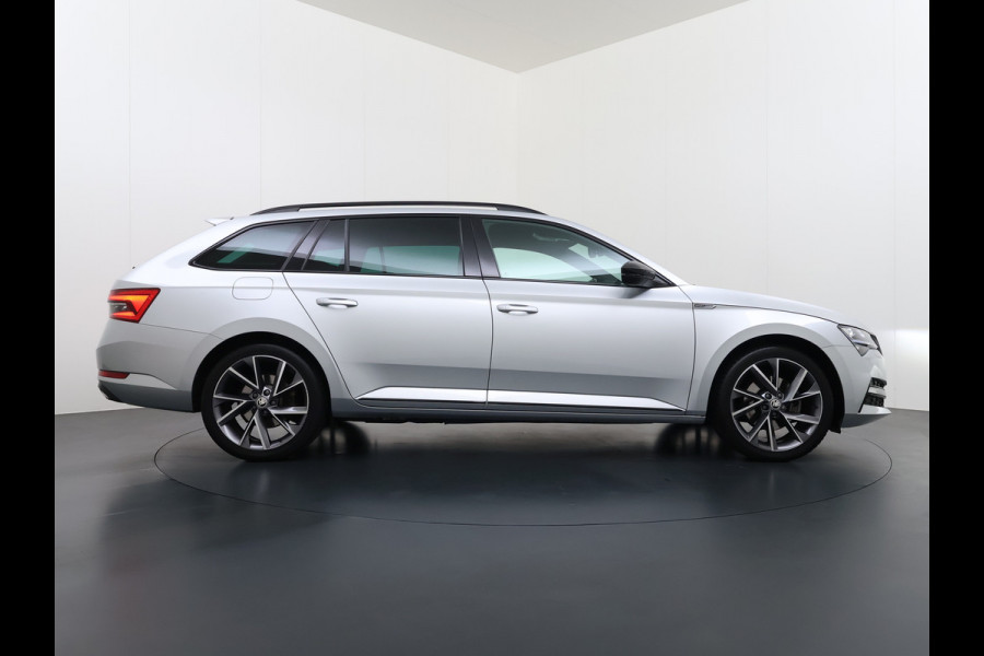 Škoda Superb Combi T218PK iV PHEV AUT-6 Sportline BS Elektr.+Geheugen-Sport-Stoelen+Verwarmd Trekhaak Virtual Cockpit Matrix Led Navi Ecc Ada 1.4t- Plug-in-hybride Achterbank+Stuurverwarming Led Elek.Achterklep Lmv 19" Keyless Dodehoek detectie Verkeersbord detectie 1e Eigenaar Origineel Nederlandse Auto 400 Nm !! + 1600kg trekvermogen