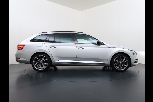 Škoda Superb Combi T218PK iV PHEV AUT-6 Sportline BS Elektr.+Geheugen-Sport-Stoelen+Verwarmd Trekhaak Virtual Cockpit Matrix Led Navi Ecc Ada 1.4t- Plug-in-hybride Achterbank+Stuurverwarming Led Elek.Achterklep Lmv 19" Keyless Dodehoek detectie Verkeersbord detectie 1e Eigenaar Origineel Nederlandse Auto 400 Nm !! + 1600kg trekvermogen