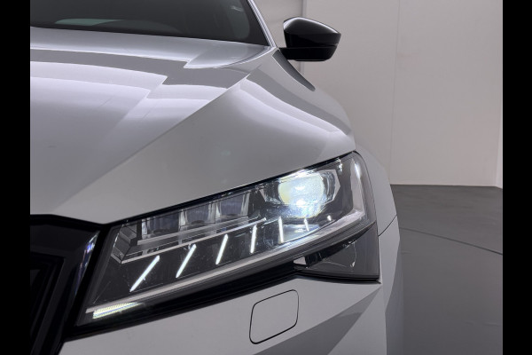 Škoda Superb Combi T218PK iV PHEV AUT-6 Sportline BS Elektr.+Geheugen-Sport-Stoelen+Verwarmd Trekhaak Virtual Cockpit Matrix Led Navi Ecc Ada 1.4t- Plug-in-hybride Achterbank+Stuurverwarming Led Elek.Achterklep Lmv 19" Keyless Dodehoek detectie Verkeersbord detectie 1e Eigenaar Origineel Nederlandse Auto 400 Nm !! + 1600kg trekvermogen