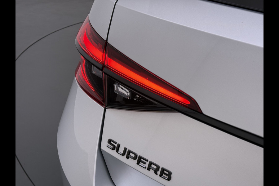 Škoda Superb Combi T218PK iV PHEV AUT-6 Sportline BS Elektr.+Geheugen-Sport-Stoelen+Verwarmd Trekhaak Virtual Cockpit Matrix Led Navi Ecc Ada 1.4t- Plug-in-hybride Achterbank+Stuurverwarming Led Elek.Achterklep Lmv 19" Keyless Dodehoek detectie Verkeersbord detectie 1e Eigenaar Origineel Nederlandse Auto 400 Nm !! + 1600kg trekvermogen