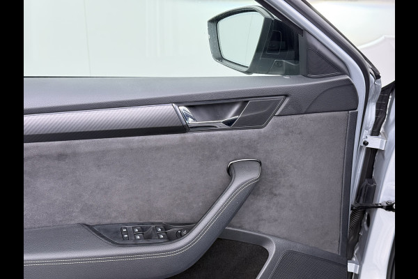 Škoda Superb Combi T218PK iV PHEV AUT-6 Sportline BS Elektr.+Geheugen-Sport-Stoelen+Verwarmd Trekhaak Virtual Cockpit Matrix Led Navi Ecc Ada 1.4t- Plug-in-hybride Achterbank+Stuurverwarming Led Elek.Achterklep Lmv 19" Keyless Dodehoek detectie Verkeersbord detectie 1e Eigenaar Origineel Nederlandse Auto 400 Nm !! + 1600kg trekvermogen