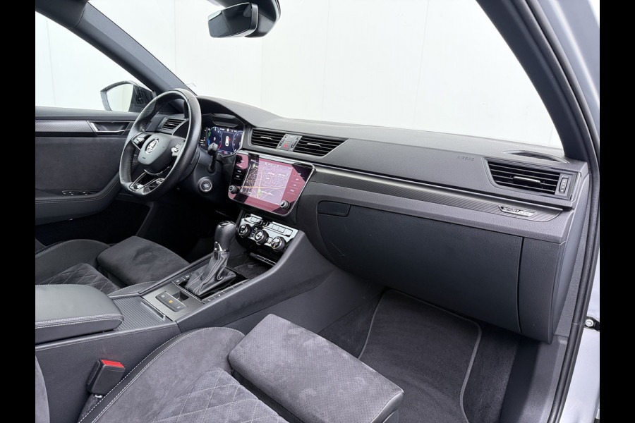Škoda Superb Combi T218PK iV PHEV AUT-6 Sportline BS Elektr.+Geheugen-Sport-Stoelen+Verwarmd Trekhaak Virtual Cockpit Matrix Led Navi Ecc Ada 1.4t- Plug-in-hybride Achterbank+Stuurverwarming Led Elek.Achterklep Lmv 19" Keyless Dodehoek detectie Verkeersbord detectie 1e Eigenaar Origineel Nederlandse Auto 400 Nm !! + 1600kg trekvermogen