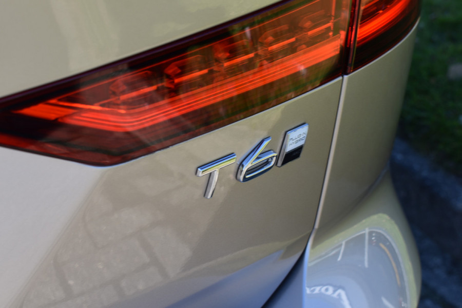 Volvo V60 T6 AWD 350PK Plug-in Hybrid Essential Bright Nieuw | 19"LMV | Leder | Stuur & Stoelverwarming | Camera