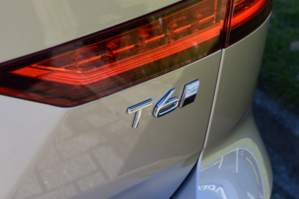Volvo V60 T6 AWD 350PK Plug-in Hybrid Essential Bright Nieuw | 19"LMV | Leder | Stuur & Stoelverwarming | Camera