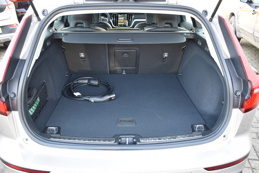 Volvo V60 T6 AWD 350PK Plug-in Hybrid Essential Bright Nieuw | 19"LMV | Leder | Stuur & Stoelverwarming | Camera