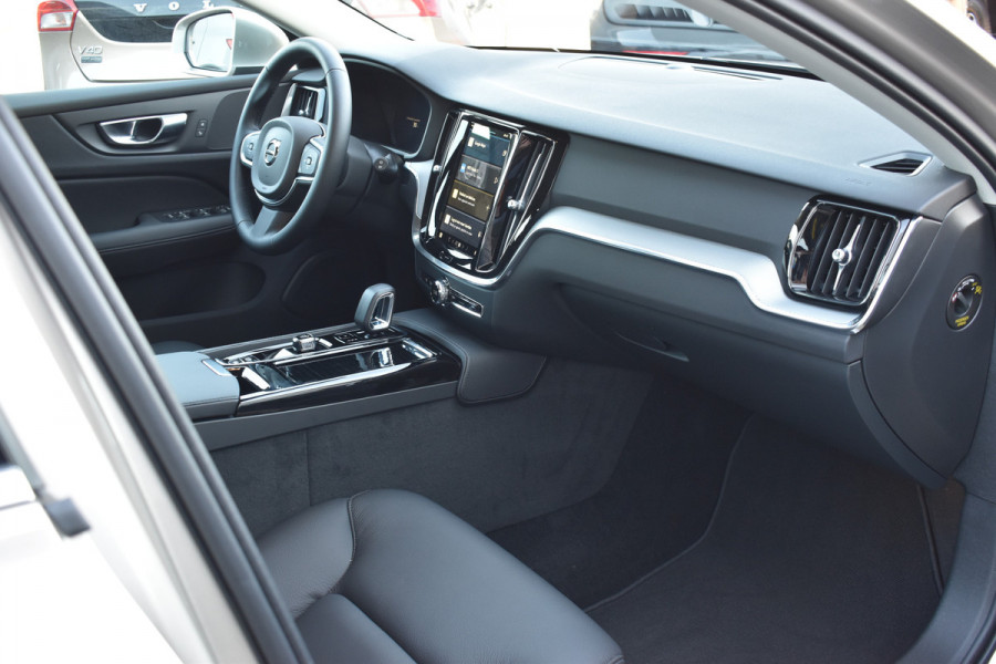 Volvo V60 T6 AWD 350PK Plug-in Hybrid Essential Bright Nieuw | 19"LMV | Leder | Stuur & Stoelverwarming | Camera