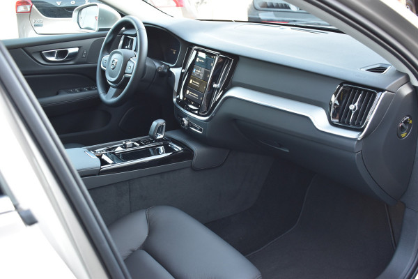 Volvo V60 T6 AWD 350PK Plug-in Hybrid Essential Bright Nieuw | 19"LMV | Leder | Stuur & Stoelverwarming | Camera