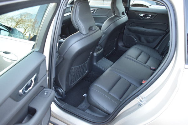 Volvo V60 T6 AWD 350PK Plug-in Hybrid Essential Bright Nieuw | 19"LMV | Leder | Stuur & Stoelverwarming | Camera