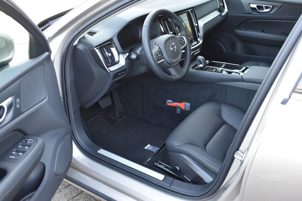 Volvo V60 T6 AWD 350PK Plug-in Hybrid Essential Bright Nieuw | 19"LMV | Leder | Stuur & Stoelverwarming | Camera