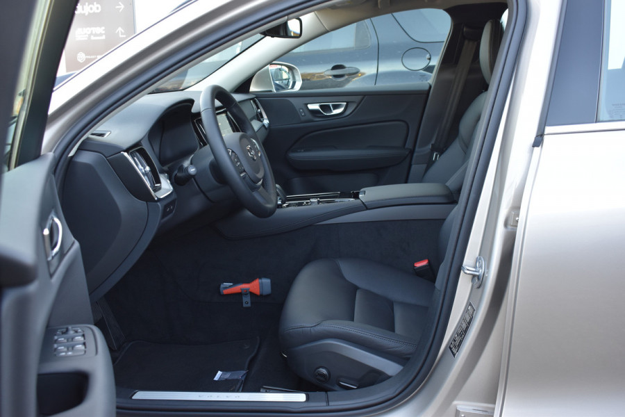 Volvo V60 T6 AWD 350PK Plug-in Hybrid Essential Bright Nieuw | 19"LMV | Leder | Stuur & Stoelverwarming | Camera