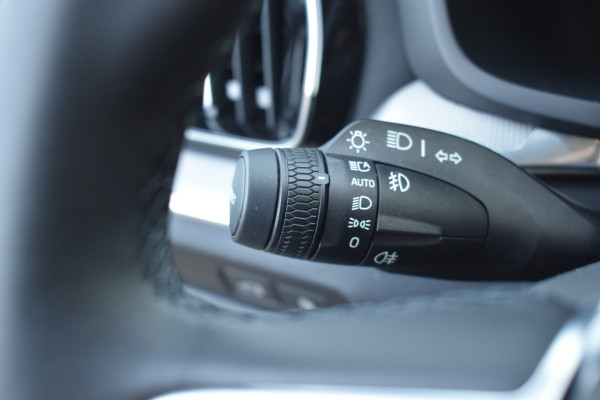 Volvo V60 T6 AWD 350PK Plug-in Hybrid Essential Bright Nieuw | 19"LMV | Leder | Stuur & Stoelverwarming | Camera