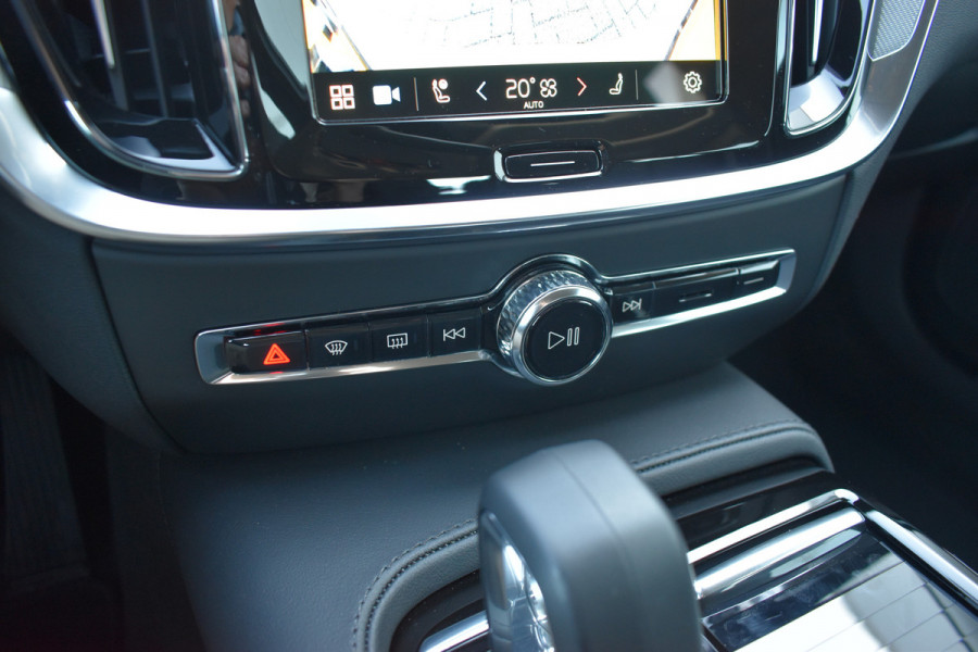 Volvo V60 T6 AWD 350PK Plug-in Hybrid Essential Bright Nieuw | 19"LMV | Leder | Stuur & Stoelverwarming | Camera