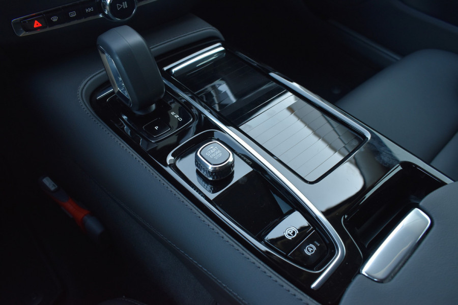 Volvo V60 T6 AWD 350PK Plug-in Hybrid Essential Bright Nieuw | 19"LMV | Leder | Stuur & Stoelverwarming | Camera