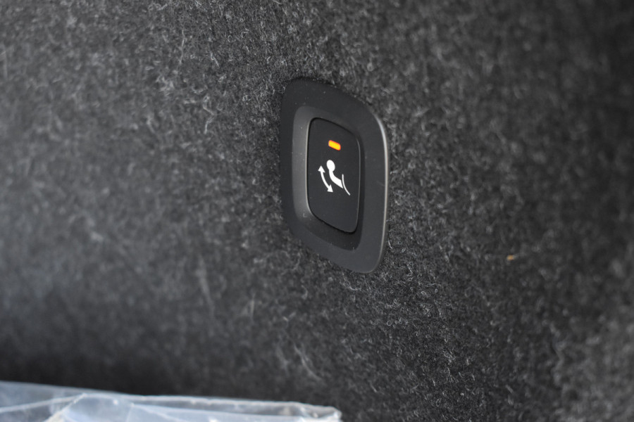 Volvo XC40 Recharge Core 70 kWh | Trekhaak | All season | Camera | Stoelverwarming | Stuurverwarming