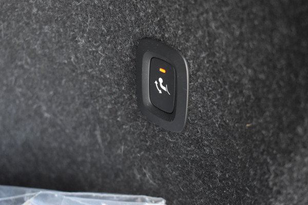 Volvo XC40 Recharge Core 70 kWh | Trekhaak | All season | Camera | Stoelverwarming | Stuurverwarming