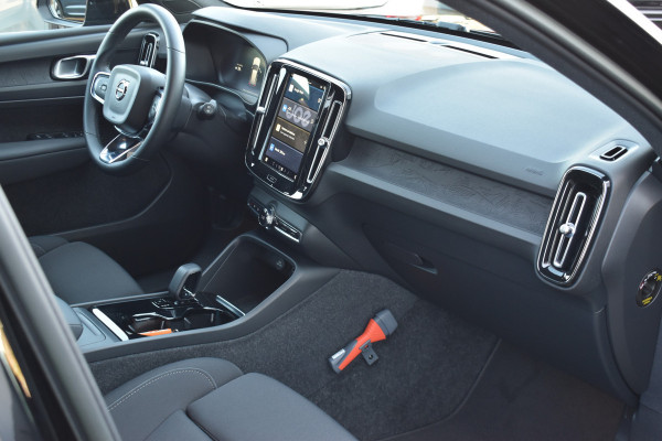 Volvo XC40 Recharge Core 70 kWh | Trekhaak | All season | Camera | Stoelverwarming | Stuurverwarming