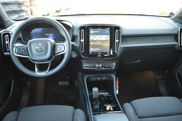 Volvo XC40 Recharge Core 70 kWh | Trekhaak | All season | Camera | Stoelverwarming | Stuurverwarming