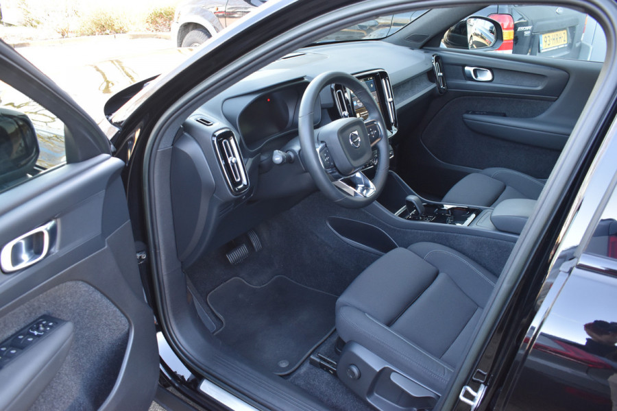 Volvo XC40 Recharge Core 70 kWh | Trekhaak | All season | Camera | Stoelverwarming | Stuurverwarming