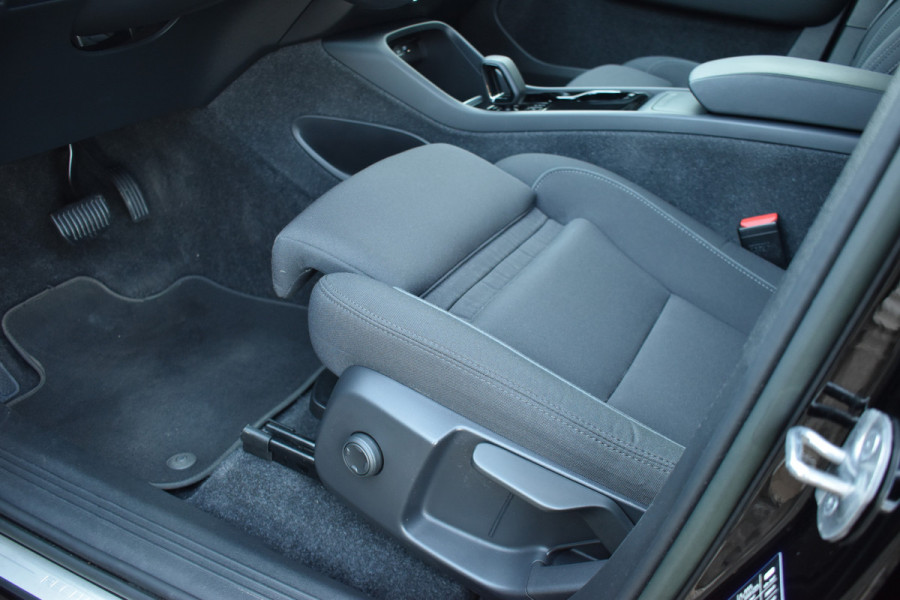 Volvo XC40 Recharge Core 70 kWh | Trekhaak | All season | Camera | Stoelverwarming | Stuurverwarming