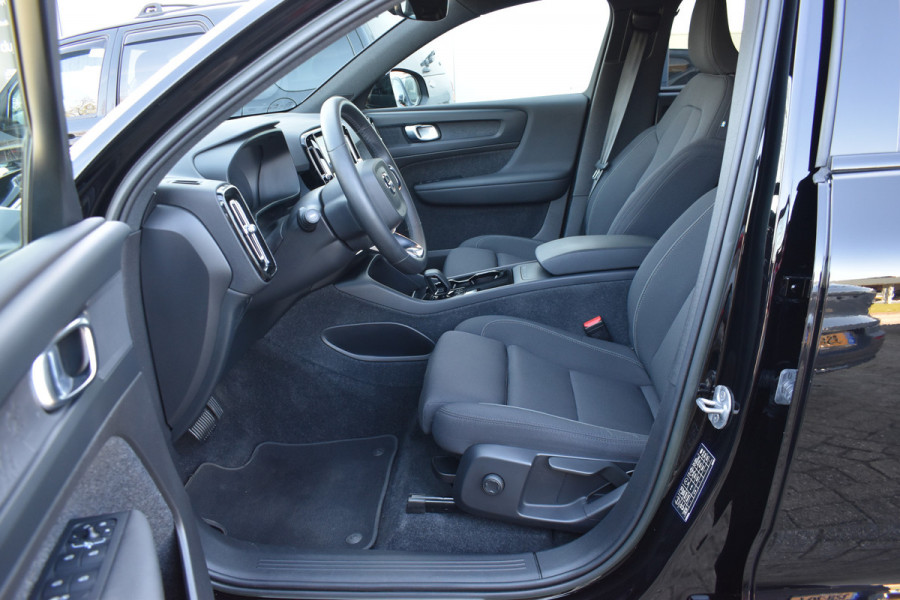 Volvo XC40 Recharge Core 70 kWh | Trekhaak | All season | Camera | Stoelverwarming | Stuurverwarming