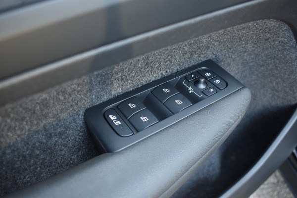 Volvo XC40 Recharge Core 70 kWh | Trekhaak | All season | Camera | Stoelverwarming | Stuurverwarming