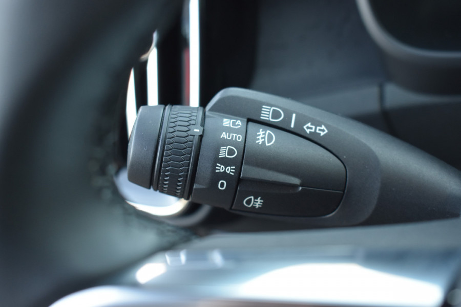 Volvo XC40 Recharge Core 70 kWh | Trekhaak | All season | Camera | Stoelverwarming | Stuurverwarming