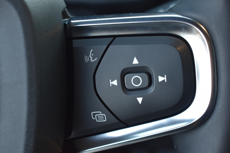 Volvo XC40 Recharge Core 70 kWh | Trekhaak | All season | Camera | Stoelverwarming | Stuurverwarming