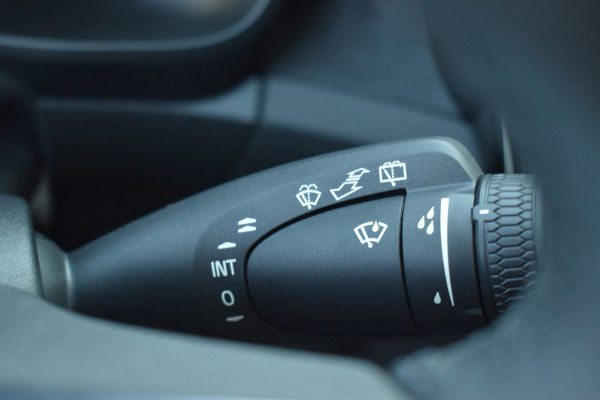 Volvo XC40 Recharge Core 70 kWh | Trekhaak | All season | Camera | Stoelverwarming | Stuurverwarming