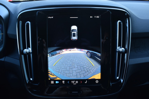 Volvo XC40 Recharge Core 70 kWh | Trekhaak | All season | Camera | Stoelverwarming | Stuurverwarming