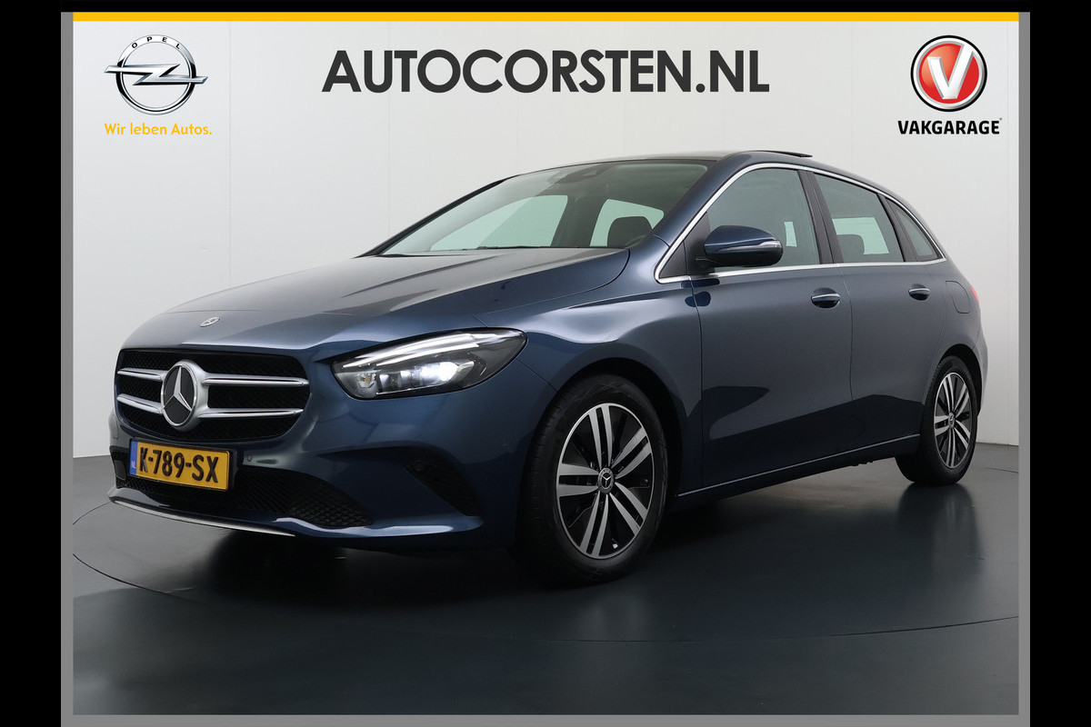 Mercedes-Benz B-Klasse 180T AUT-7 Luxury Pano-Dak Elektr+Leer+Geheugen+Verwarmd-Comfort-Stoel Navi Camera Apple Carplay Android Elek.Stoelen+Memory+Ver Elek.Achterklep Widescreen Park-Assist Break-Assist cockpit Premium+ Smartphone-integratie Dodehoekassistent DAB Bluetooth Led Lmv Keyless Go Easy-pack 1e Eigenaar Dealeronderhouden Zeer Compleet Origineel Nederlandse Auto 1.400kg trekvermogen € 44.000,- nieuw