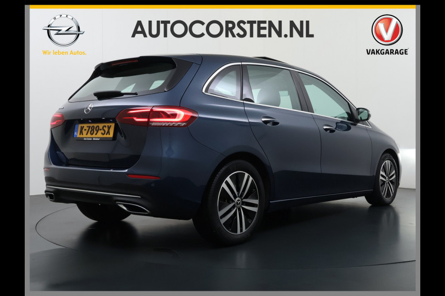 Mercedes-Benz B-Klasse 180T AUT-7 Luxury Pano-Dak Elektr+Leer+Geheugen+Verwarmd-Comfort-Stoel Navi Camera Apple Carplay Android Elek.Stoelen+Memory+Ver Elek.Achterklep Widescreen Park-Assist Break-Assist cockpit Premium+ Smartphone-integratie Dodehoekassistent DAB Bluetooth Led Lmv Keyless Go Easy-pack 1e Eigenaar Dealeronderhouden Zeer Compleet Origineel Nederlandse Auto 1.400kg trekvermogen € 44.000,- nieuw