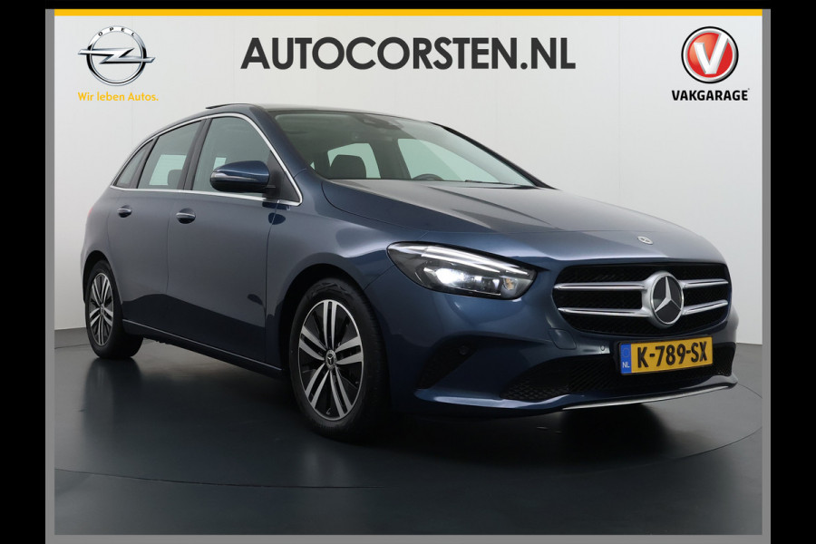 Mercedes-Benz B-Klasse 180T AUT-7 Luxury Pano-Dak Elektr+Leer+Geheugen+Verwarmd-Comfort-Stoel Navi Camera Apple Carplay Android Elek.Stoelen+Memory+Ver Elek.Achterklep Widescreen Park-Assist Break-Assist cockpit Premium+ Smartphone-integratie Dodehoekassistent DAB Bluetooth Led Lmv Keyless Go Easy-pack 1e Eigenaar Dealeronderhouden Zeer Compleet Origineel Nederlandse Auto 1.400kg trekvermogen € 44.000,- nieuw
