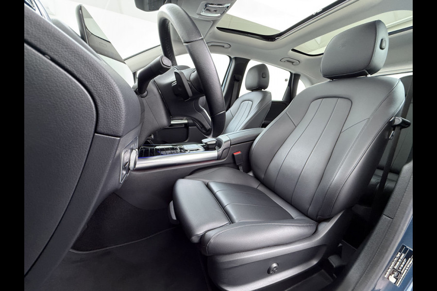 Mercedes-Benz B-Klasse 180T AUT-7 Luxury Pano-Dak Elektr+Leer+Geheugen+Verwarmd-Comfort-Stoel Navi Camera Apple Carplay Android Elek.Stoelen+Memory+Ver Elek.Achterklep Widescreen Park-Assist Break-Assist cockpit Premium+ Smartphone-integratie Dodehoekassistent DAB Bluetooth Led Lmv Keyless Go Easy-pack 1e Eigenaar Dealeronderhouden Zeer Compleet Origineel Nederlandse Auto 1.400kg trekvermogen € 44.000,- nieuw
