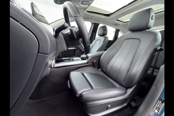 Mercedes-Benz B-Klasse 180T AUT-7 Luxury Pano-Dak Elektr+Leer+Geheugen+Verwarmd-Comfort-Stoel Navi Camera Apple Carplay Android Elek.Stoelen+Memory+Ver Elek.Achterklep Widescreen Park-Assist Break-Assist cockpit Premium+ Smartphone-integratie Dodehoekassistent DAB Bluetooth Led Lmv Keyless Go Easy-pack 1e Eigenaar Dealeronderhouden Zeer Compleet Origineel Nederlandse Auto 1.400kg trekvermogen € 44.000,- nieuw