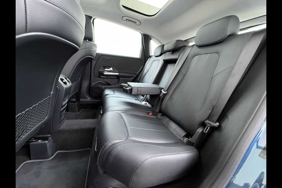 Mercedes-Benz B-Klasse 180T AUT-7 Luxury Pano-Dak Elektr+Leer+Geheugen+Verwarmd-Comfort-Stoel Navi Camera Apple Carplay Android Elek.Stoelen+Memory+Ver Elek.Achterklep Widescreen Park-Assist Break-Assist cockpit Premium+ Smartphone-integratie Dodehoekassistent DAB Bluetooth Led Lmv Keyless Go Easy-pack 1e Eigenaar Dealeronderhouden Zeer Compleet Origineel Nederlandse Auto 1.400kg trekvermogen € 44.000,- nieuw