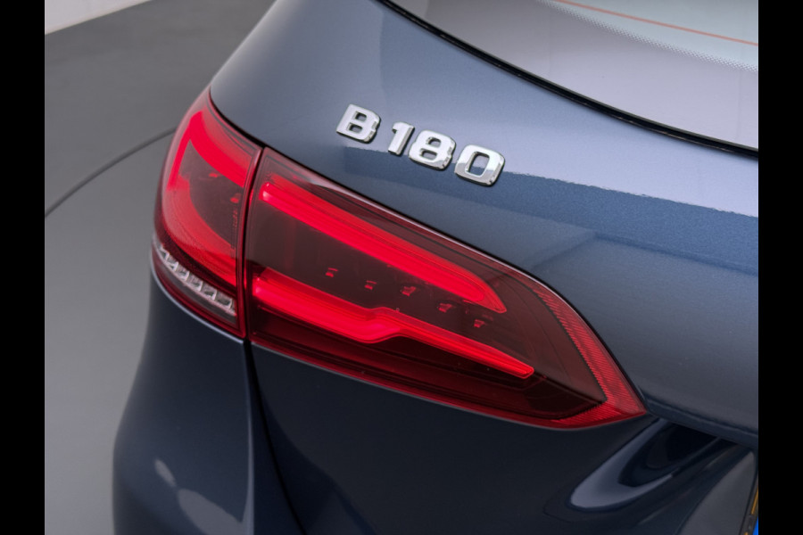 Mercedes-Benz B-Klasse 180T AUT-7 Luxury Pano-Dak Elektr+Leer+Geheugen+Verwarmd-Comfort-Stoel Navi Camera Apple Carplay Android Elek.Stoelen+Memory+Ver Elek.Achterklep Widescreen Park-Assist Break-Assist cockpit Premium+ Smartphone-integratie Dodehoekassistent DAB Bluetooth Led Lmv Keyless Go Easy-pack 1e Eigenaar Dealeronderhouden Zeer Compleet Origineel Nederlandse Auto 1.400kg trekvermogen € 44.000,- nieuw