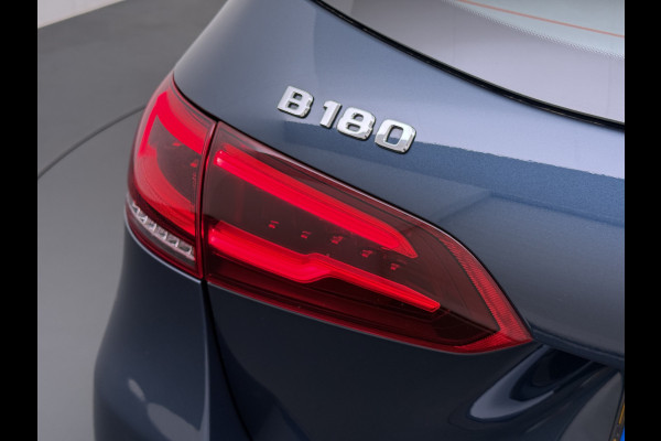 Mercedes-Benz B-Klasse 180T AUT-7 Luxury Pano-Dak Elektr+Leer+Geheugen+Verwarmd-Comfort-Stoel Navi Camera Apple Carplay Android Elek.Stoelen+Memory+Ver Elek.Achterklep Widescreen Park-Assist Break-Assist cockpit Premium+ Smartphone-integratie Dodehoekassistent DAB Bluetooth Led Lmv Keyless Go Easy-pack 1e Eigenaar Dealeronderhouden Zeer Compleet Origineel Nederlandse Auto 1.400kg trekvermogen € 44.000,- nieuw