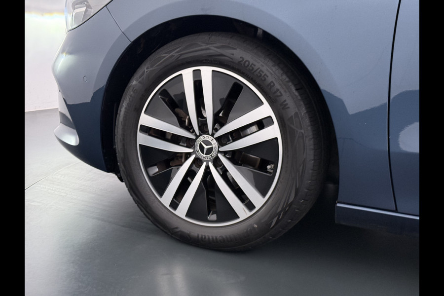 Mercedes-Benz B-Klasse 180T AUT-7 Luxury Pano-Dak Elektr+Leer+Geheugen+Verwarmd-Comfort-Stoel Navi Camera Apple Carplay Android Elek.Stoelen+Memory+Ver Elek.Achterklep Widescreen Park-Assist Break-Assist cockpit Premium+ Smartphone-integratie Dodehoekassistent DAB Bluetooth Led Lmv Keyless Go Easy-pack 1e Eigenaar Dealeronderhouden Zeer Compleet Origineel Nederlandse Auto 1.400kg trekvermogen € 44.000,- nieuw