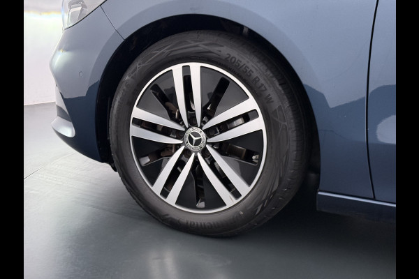 Mercedes-Benz B-Klasse 180T AUT-7 Luxury Pano-Dak Elektr+Leer+Geheugen+Verwarmd-Comfort-Stoel Navi Camera Apple Carplay Android Elek.Stoelen+Memory+Ver Elek.Achterklep Widescreen Park-Assist Break-Assist cockpit Premium+ Smartphone-integratie Dodehoekassistent DAB Bluetooth Led Lmv Keyless Go Easy-pack 1e Eigenaar Dealeronderhouden Zeer Compleet Origineel Nederlandse Auto 1.400kg trekvermogen € 44.000,- nieuw