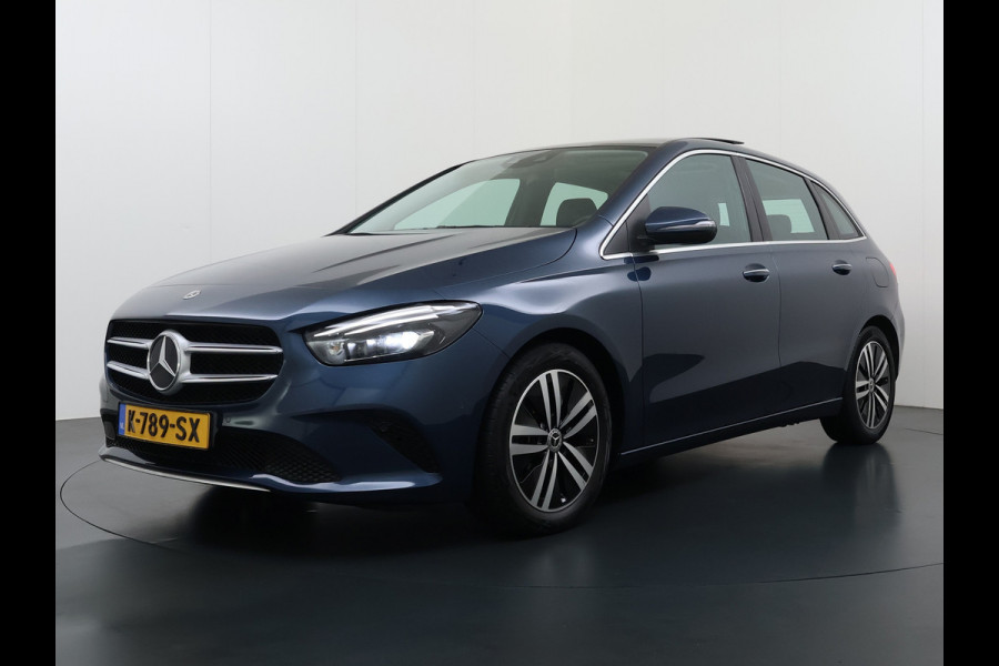 Mercedes-Benz B-Klasse 180T AUT-7 Luxury Pano-Dak Elektr+Leer+Geheugen+Verwarmd-Comfort-Stoel Navi Camera Apple Carplay Android Elek.Stoelen+Memory+Ver Elek.Achterklep Widescreen Park-Assist Break-Assist cockpit Premium+ Smartphone-integratie Dodehoekassistent DAB Bluetooth Led Lmv Keyless Go Easy-pack 1e Eigenaar Dealeronderhouden Zeer Compleet Origineel Nederlandse Auto 1.400kg trekvermogen € 44.000,- nieuw