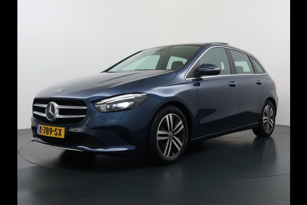 Mercedes-Benz B-Klasse 180T AUT-7 Luxury Pano-Dak Elektr+Leer+Geheugen+Verwarmd-Comfort-Stoel Navi Camera Apple Carplay Android Elek.Stoelen+Memory+Ver Elek.Achterklep Widescreen Park-Assist Break-Assist cockpit Premium+ Smartphone-integratie Dodehoekassistent DAB Bluetooth Led Lmv Keyless Go Easy-pack 1e Eigenaar Dealeronderhouden Zeer Compleet Origineel Nederlandse Auto 1.400kg trekvermogen € 44.000,- nieuw