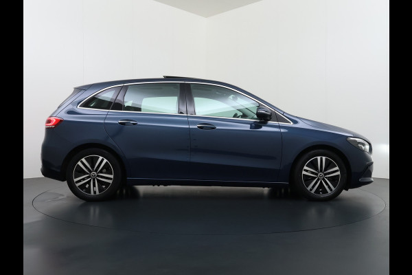 Mercedes-Benz B-Klasse 180T AUT-7 Luxury Pano-Dak Elektr+Leer+Geheugen+Verwarmd-Comfort-Stoel Navi Camera Apple Carplay Android Elek.Stoelen+Memory+Ver Elek.Achterklep Widescreen Park-Assist Break-Assist cockpit Premium+ Smartphone-integratie Dodehoekassistent DAB Bluetooth Led Lmv Keyless Go Easy-pack 1e Eigenaar Dealeronderhouden Zeer Compleet Origineel Nederlandse Auto 1.400kg trekvermogen € 44.000,- nieuw